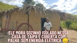 ELE MORA ISOLADO SOZINHO NESSA CASA DE TAIPA E COBERTA DE PALHA, SEM ENERGIA ELÉTRICA 😞😞