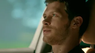Klaus e Caroline conversando no carro - (dublado).