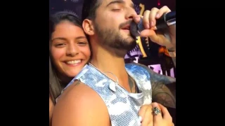 Maluma beso a una fan en pleno concierto