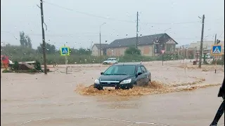 Последствия ливня в Темрюкском районе. Затопленные улицы в поселке Сенной.