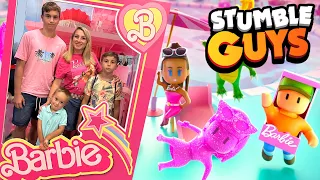 Barbie en Stumble Guys con Mama