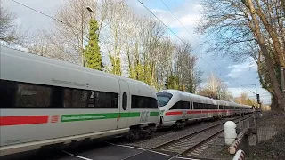 Bahnübergang im Krugfeld Hildesheim Züge am Donnerstag 23.3.2023 ICE-T mit 1×5 1×7 Waggons