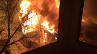 Пожар на улице Парижской коммунны в Барнауле 6 марта