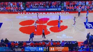 Roy Williams North Carolina collapses on sideline w Vertigo, has to leave game 2019