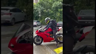 Ducati Panigale V2 with akrapovič full system