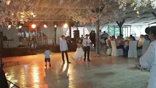 2 брата и сестра спели песню на свадьбе сестры