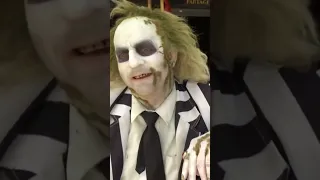 Beetlejuice on Michael Keaton #universalorlando #universalstudios #shorts #meetandgreet #beetlejuice