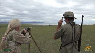 Huntress Debbie shoots hippo on land with 500 NE double