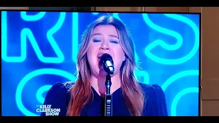 Kelly Clarkson covers ABBA's dancing queen at a much different tempo. this is really good!