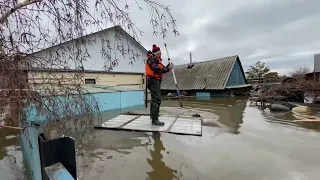 Спасение собаки в наводнение . Орск . Старый город .
