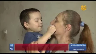 Многодетная мать из Караганды просит вылечить ее трехлетнего сына