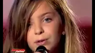 Маленькая девочка поёт песню Christina Aguilera