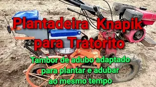 Plantadeira Knapik para Tratorito com balde de adubo adaptado.