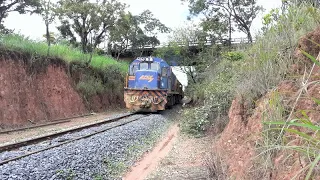 Trem Carregado de Minério subindo Rampa com Muito Esforço, na Saída da Cidade.