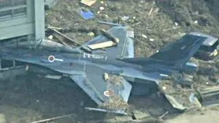 Tsunami: jet fighter crashed into a building - avion de chasse encastré dans un bâtiment