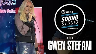 Gwen Stefani Performs 'You Make It Feel Like Christmas' & 'Feliz Navidad' LIVE (Acoustic)