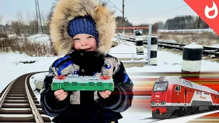 Freight trains in winter / Realistic train model /Watch trains and look for an old train