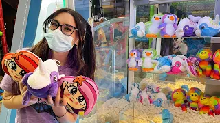 VACIAMOS TODA UNA MÁQUINA DE GANCHO DE PELUCHES