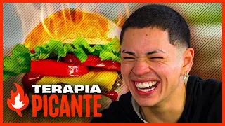 Alan Gomez Explica el Turreo Mientras Prueba Salsas Picantes | Terapia Picante