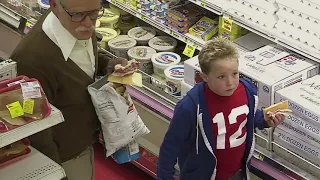 Ешь быстрее пока не поймали  Несносный дед Jackass Presents: Bad Grandpa