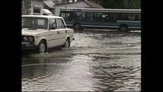 Рятувальники допомогли у відкачуванні води з підтоплених вулиць