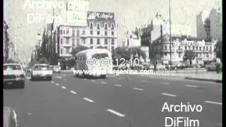 DiFilm - Taxis y colectivos circulando por Avenida de Mayo 1974