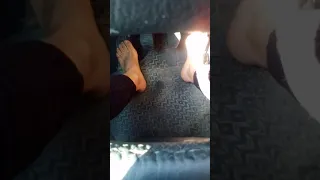 Guida a piedi nudi in auto in tempo di Covid.👋😘👣