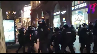 Толпа ОМОНА накинулась на одного Москва 02.02