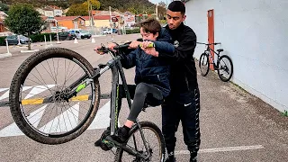 J’APPRENDS À UN DÉBUTANT DE 14 ANS À FAIRE DES WHEELING ! 😱 #Ep5