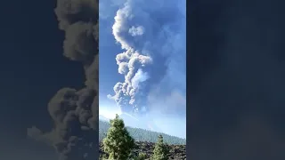 Strong ash emissions from La Palma volcano 9 Oct 2021