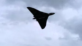 Vulcan XH558 Final pass over Coventry Airport