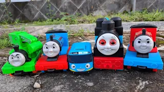 Menemukan & merakit Kereta Api thomas, thomas exe, thomas hantu,bus tayo,percy, james_ kereta hantuu