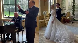 Confalonieri al piano, Berlusconi canta in francese al  «matrimonio» con Marta Fascina