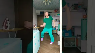 ШАФФЛ ТАНЕЦ В ТАПОЧКАХ) УТРЕННЯЯ РАЗМИНКА! #танцы #dance #shuffledance #shorts #like #юмор #топ