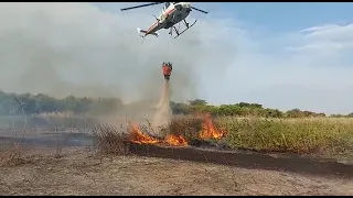 El trabajo del helicóptero en la Isla Puente para apagar los incendios