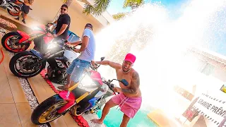 COLOQUEI MINHAS 3 MOTOS NA PISCINA E ACELEREI TUDOOOO !! * acabou a água da piscina kkkk *