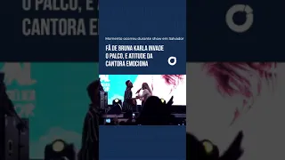 Fã de Bruna karla invade palco e olha a reação dela