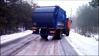 Мусоровоз на ледяной дороге в Злынковском районе