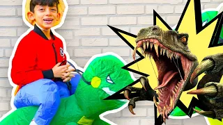 Jason y Alex estudian animales en el parque de dinosaurios | Parque de T-Rex🦖🦕