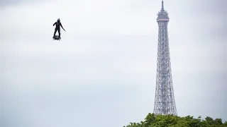 Fliegender Soldat mit Maschinengewehr über Champs-Élysées