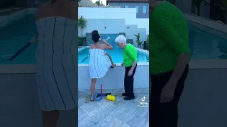 бабушка у бассейна шутит со своей племянницей