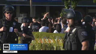 Protesters gather outside final Glendale school district meeting of the year