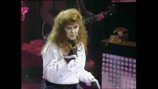 Kirsty MacColl - There's A Guy Works Down The Chip Shop, Swears He's Elvis - TOTP'S (25/12/81)