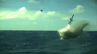 O disparo de um míssil antinavio Harpoon visto do periscópio do submarino USS Olympia