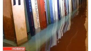 Сотні книг затопило у Рівненській обласній бібліотеці для молоді