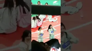 Chaeryeong and Ryujin dancing to ´Love Dive’ but then..🙈