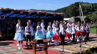 Довгопільські школярі вітають гостей на Дні села