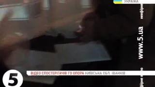 Порушення на виборах-2015 на Київщині: жінка переписує протокол