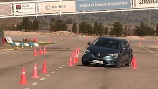 Renault Megane Sport Tourer 2016 - Maniobra de esquiva (moose test) y eslalon | km77.com