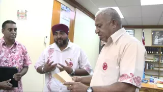 Fijian Prime Minister receives cheque donated by Samabula Sikh Temple.